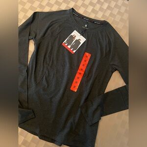 Spyder Active Women’s Long Sleeve. Side ZIP Pocket and Thumbhole Sleeves NWT M